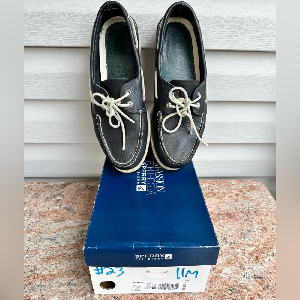 Blue men’s Sperry topsiders- excellent condition